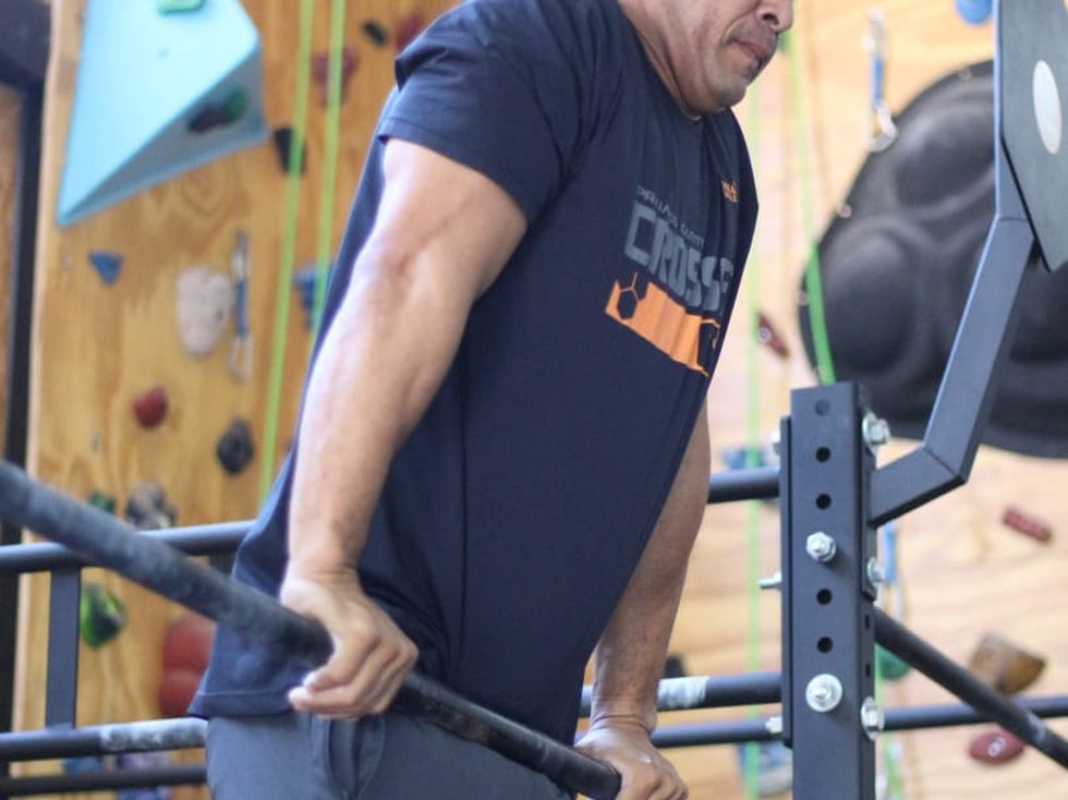 Vandeyr na transição de um muscle-up na barra fixa